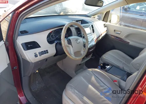 2014 Toyota Sienna Xle V6 8 Passenger z USA, uszkodzony, nr VIN 5TDYK3DC6ES467589